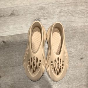 Dupe yeezy foam runners